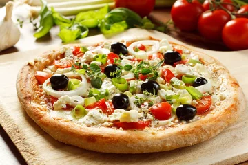 Selbstklebende Fototapete Pizzeria Greek Style Pizza / Fresh Homemade Vegetarian Pizza