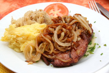 Saumagen mit Püree, Kraut und  Zwiebeln