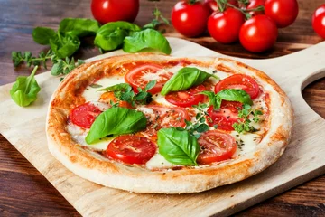 Foto auf Acrylglas Pizzeria Frische hausgemachte Pizza Margherita