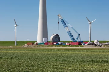 Photo sur Plexiglas Moulins Farmland with construction work at the biggest windfarm of the Netherlands