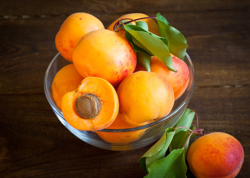 Some apricots in a bawl