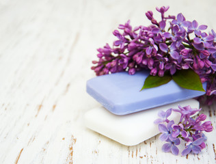 Obraz na płótnie Canvas Natural soap and lilac flowers