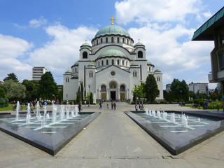 Sveti-Sava-Kirche mit Brunnen in Belgrad