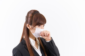 マスクをする若い日本人女性