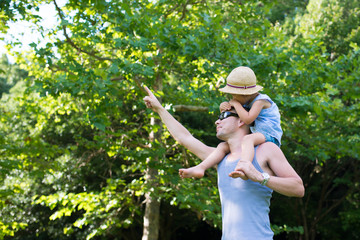 娘を肩車する父親