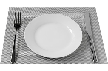 Weißer Teller und Besteck