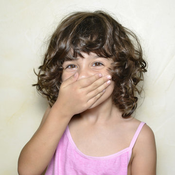 Ni&ntilde;a tap&aacute;ndose la boca