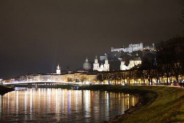 Fototapeta na wymiar Salzburg bei Nacht