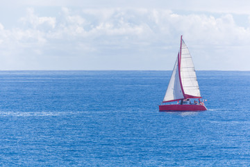 voilier rouge sur la mer