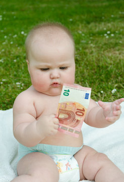 child holding 10 euros