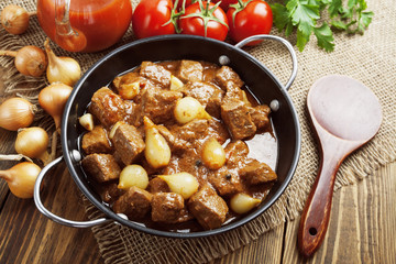 Stewed beef with onions and tomatoes, stifado