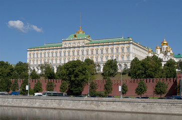 Вид на Большой Кремлевский дворец со стороны Кремлевской набережной
