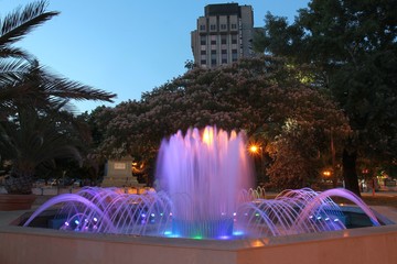 Вечерний фонтан на площади в Варне (Болгария) 