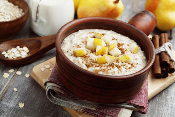 Oatmeal with pear and cinnamon