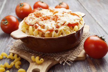 Pasta baked with tomato and cheese