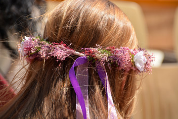 mujer con diadema de flores © uzkiland