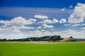 landschaft wiese gün himmel blau