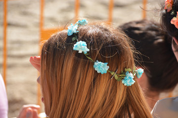 mujer con diadema de flores