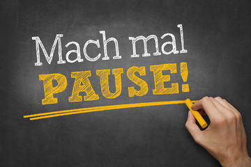 Hand schreibt mit Kreide Text 