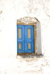 blauwe luiken in monumentaal pand in Spanje, Andalusie