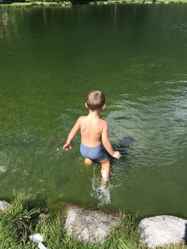 piscina bambini nuoto giocare