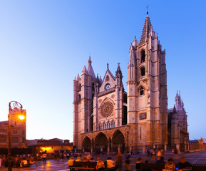 Fototapeta na wymiar Cathedral of Leon in twilight