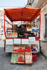 Obraz premium Characteristic arrangement of fruit boxes in a truck of a street seller