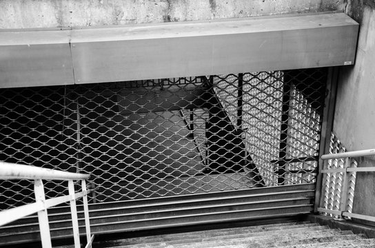 station m&eacute;tro ferm&eacute;e rideau fer volet roulant