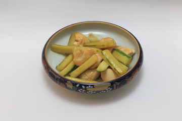 Chicken and cucumber Chinese fried food. Bittersweet food dressed with a clear sticky sauce is entangled and very good. It fits a dish of rice.