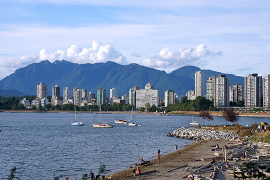 Vancouver skyline, Kitsilano beach with Grouse Mountain in the background