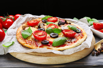 Savoureuse pizza aux légumes et basilic sur table close up