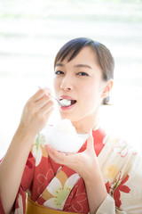 かき氷を食べる女性