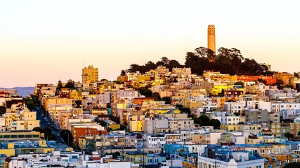 Cercles muraux Monument artistique Coit tower and houses on the hill san francisco at dusk