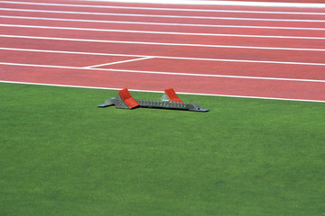 Racetrack at stadium and adaptation for low start