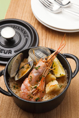 ダッチオーブンでパエリア