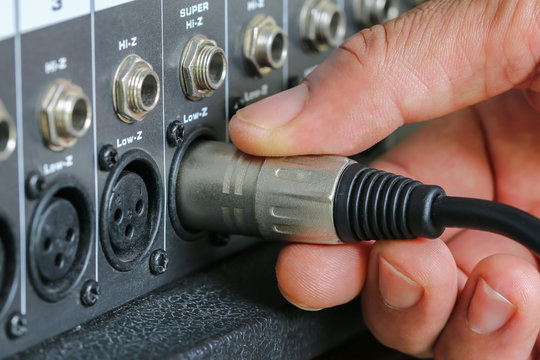 Hands-maker to control the plug - Connector XLR jack is connected to an amplifier.