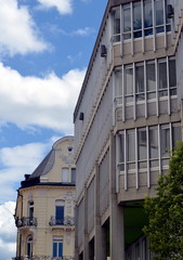 Neubau vor Altbau in Freiburg