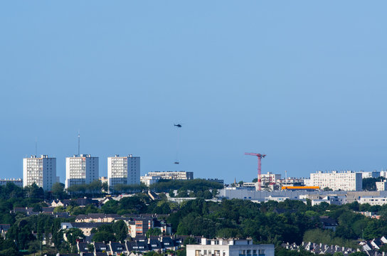 Hélicoptère au dessus de la ville de Brest 