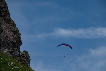 Gleitsegel Ror Blau nahe Felsvorsprung
