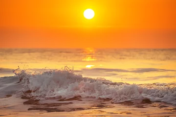 Foto auf Acrylglas Meer / Ozean Sonnenaufgang und leuchtende Wellen im Ozean