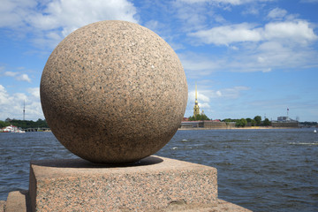 Гранитный шар на фоне Петропавловской крепости. Стрелка Васильевского острова, Санкт-Петербург