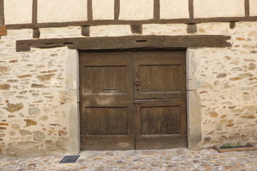 Porte ancienne &agrave; Sauveterre-de-Rouergue