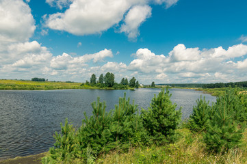 Уральская река летним днем