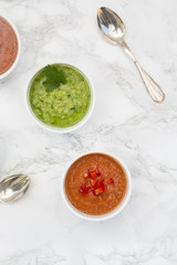 Rote und grüne Gazpacho