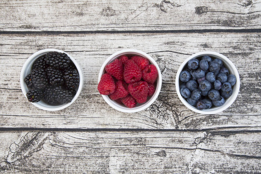 Waldbeeren, Himbeeren, Heidelbeeren und Brombeeren in Schalen