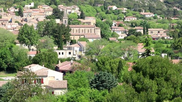 Village provençal en colline