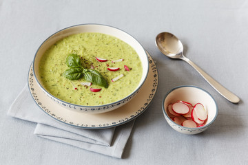 Erbsensuppe mit Radieschen