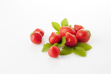 Acht Erdbeeren mit Blättchen