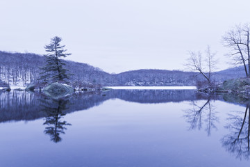 Fototapeta na wymiar View of the frozen lake.