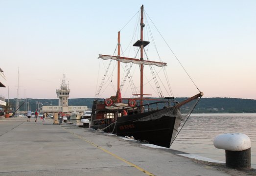 Парусник в порту г. Варны (Болгария) 